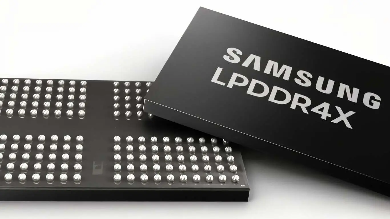 Samsung LPDDR4X memory module and its black packaging on a white surface.
